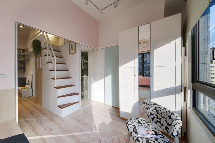Với diện tích 49,5m2, các kiến trúc sư chọn giải pháp bỏ bớt tường và làm thêm gác xép lấy chỗ để đồ và nghỉ ngơi.