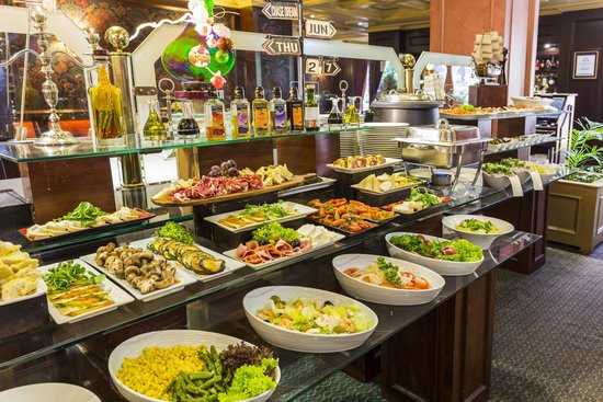 Nhà hàng buffet thường đặt món có chi phí thấp ở vị trí đầu tiên do khách thường chọn món họ thấy trước. Và khi đã no, họ sẽ thưởng thức các món đắt tiền ít hơn. Nguồn ảnh: Internet.