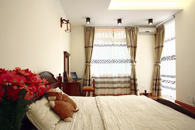 Phòng ngủ chan hòa ánh sáng.