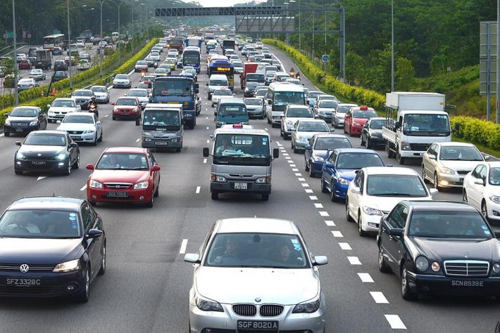 Singapore là nơi có chi phí mua và chạy ô tô đắt nhất thế giới. Giá cả quần áo tại đây cũng đắt thứ 3 thế giới. Ảnh: DollarsAndSense.