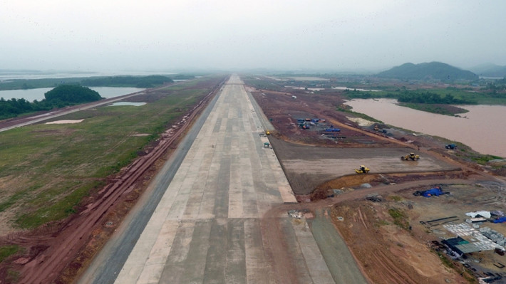 Sân bay quốc tế Vân Đồn trải dài 290ha tại xã Đoàn Kết, huyện Vân Đồn. Sau khi hoàn thành, hằng năm sân bay sẽ đón hơn 6 triệu hành khách. Ảnh: Titangroup.