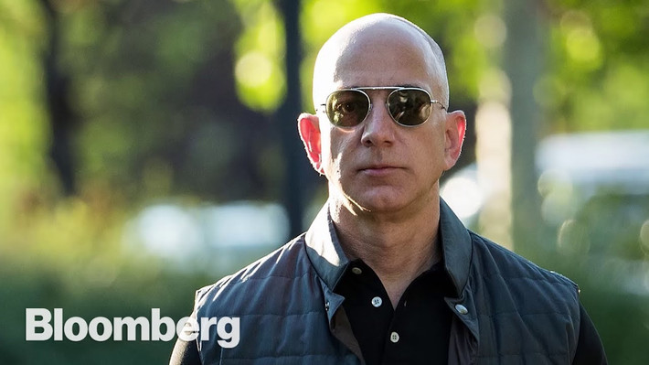 Nhà sáng lập kiêm CEO Amazon khởi đầu năm 2018 với giá trị tài sản ròng gần 100 tỷ USD, rồi nhanh chóng bỏ túi thêm 10 tỷ USD trong vòng 2 tuần đầu tiên của năm nay. Ảnh: Bloomber.