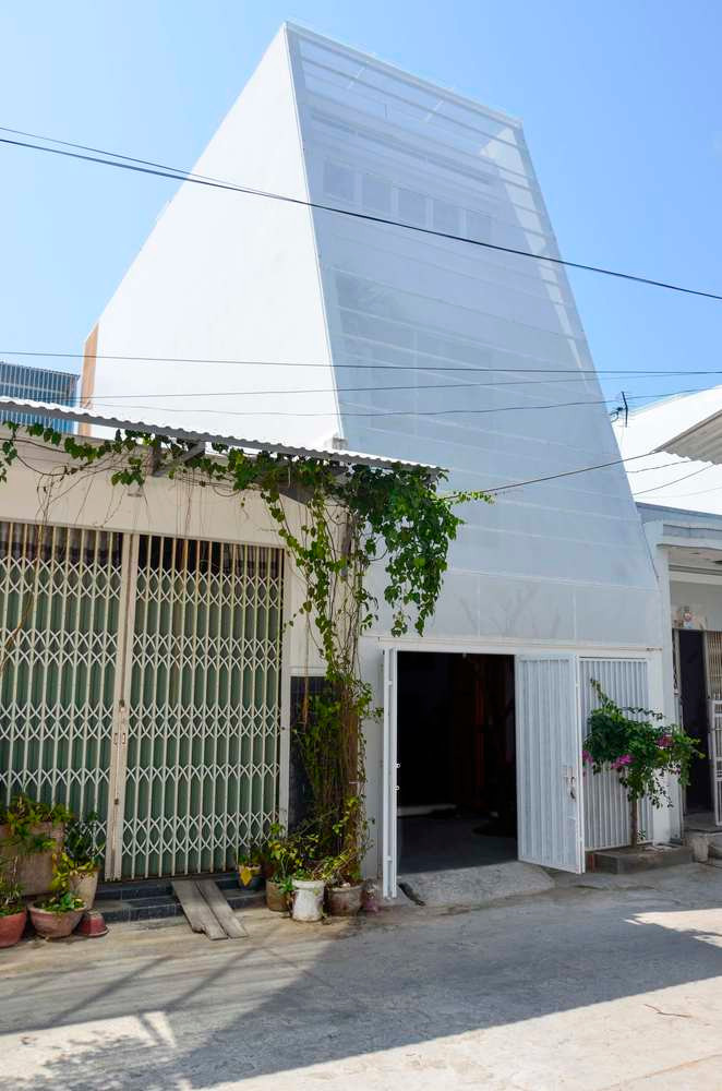 Nép mình trong con hẻm nhỏ ở Nha Trang, ngôi nhà nhỏ do KTS Nguyễn Công Toàn (công ty Chơn.a) nổi bật với mặt tiền nghiêng độc đáo.