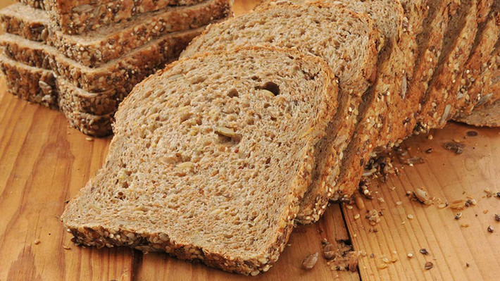 Ít ai biết, bánh mì nguyên hạt thường là bánh mì thông thường được ngụy trang là "tốt cho sức khỏe". Chúng được làm bằng bột mì trắng kết hợp bột lúa mạch đen với một số hạt lanh và cám.