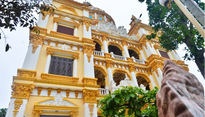 Bên ngoài tòa lâu đài có nhiều chi tiết trang trí và nước sơn màu nhũ vàng lộng lẫy. Ảnh: Doanh nghiệp & tiếp thị.