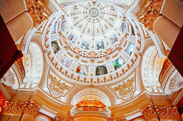 Toà lâu đài được lấy cảm hứng từ nhà thờ Thánh Peter và những công trình ở Vatican (Italy) kết hợp với một số chi tiết thuần Việt và sở thích của gia chủ. Ảnh: ĐSPL