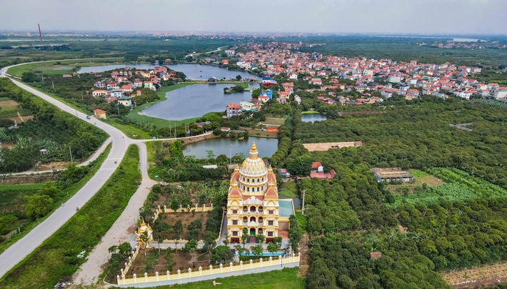 Lâu đài được thiết kế theo phong cách kiểu Pháp, gồm 3 tầng nhà và 1 tầng hầm. Công trình khánh thành vào tháng 6/2020 sau khoảng 2 năm xây dựng. Ảnh: Zing