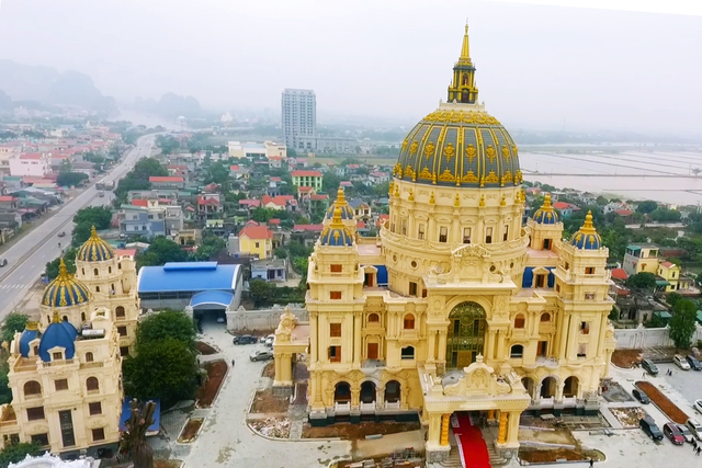 Lâu đài Thành Thắng của ông Đỗ Văn Tiến - một doanh nhân ở Ninh Bình nổi bật trên quốc lộ 1A, huyện Gia Viễn. Ảnh: ĐSPL