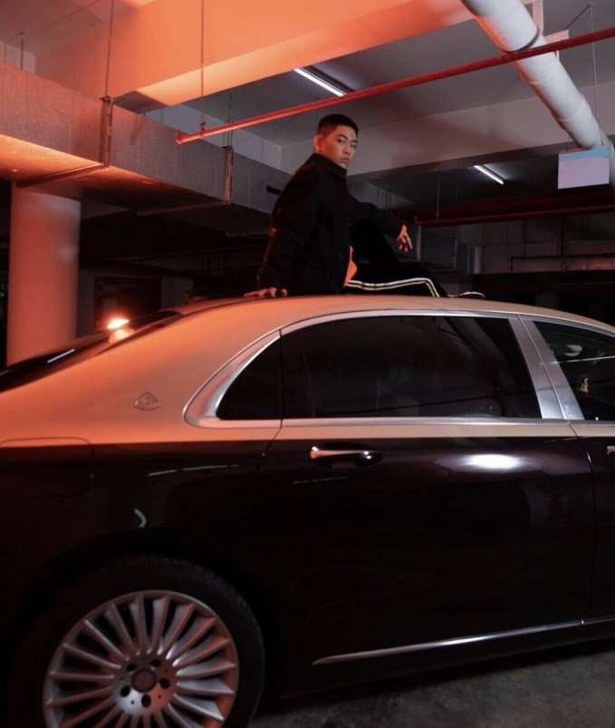Chưa hết, Gia Kỳ còn khoe "đồ cặp" với Ngọc Trinh là chiếc xe Maybach S500 có giá 11 tỷ đồng. Ảnh: Internet