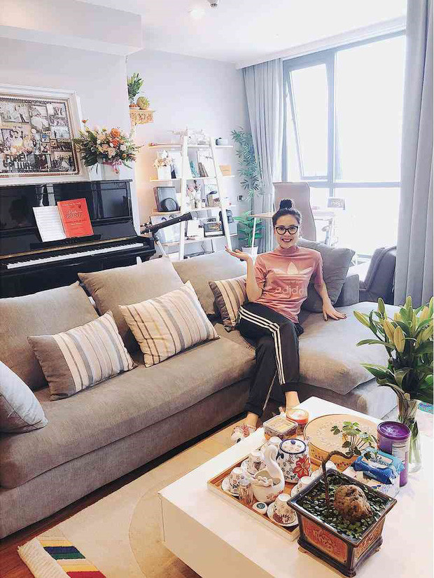 Phòng khách được cô bày trí theo phong cách sang trọng, hiện đại. Cửa kính lớn giúp không gian lấy tối đa ánh sáng tự nhiên. Ảnh: FBNV.