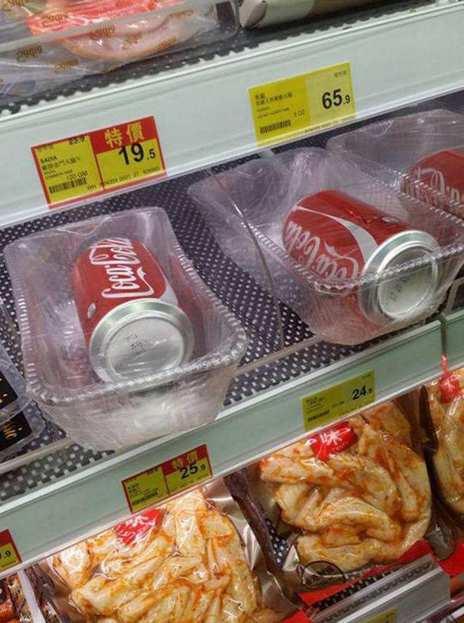 Những lon coca vốn dĩ chỉ cần bày lên kệ là được, nhưng không hiểu sao nó được bọc kín giống như cách đóng gói đồ ăn tươi sống.