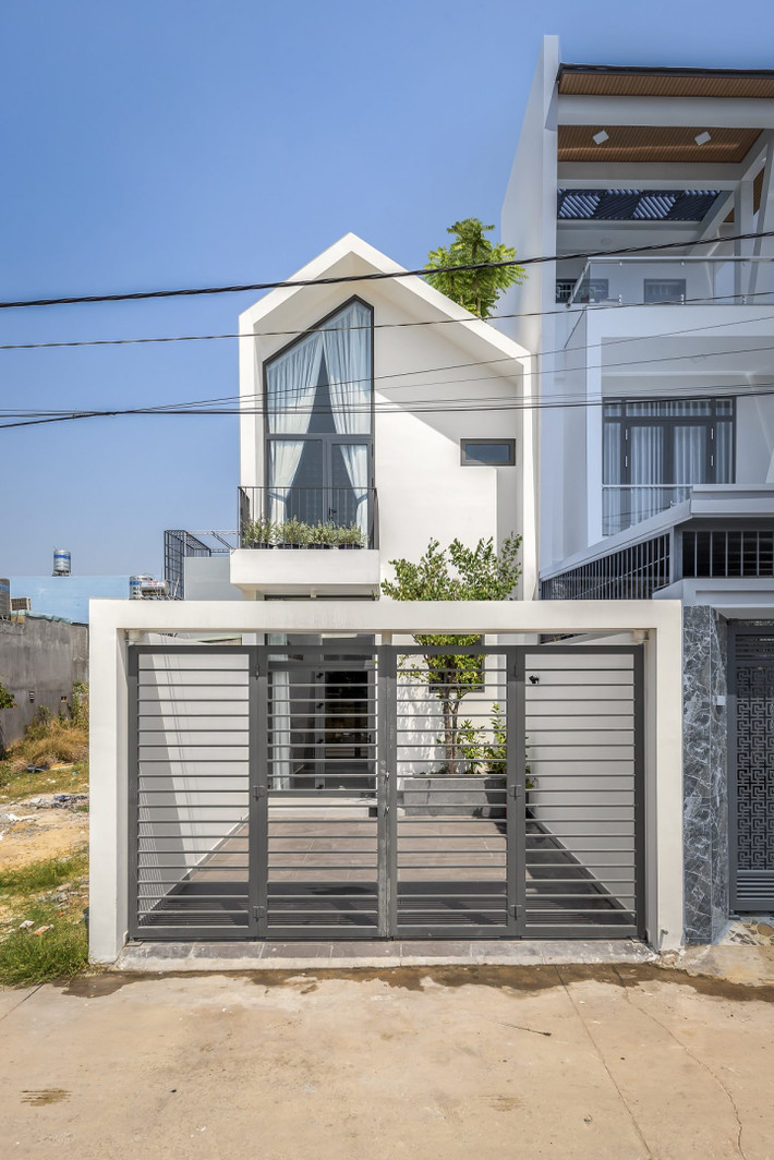 Salem House là ngôi nhà được xây dựng ở TP Thủ Dầu Một (tỉnh Bình Dương) dành cho đôi vợ chồng trẻ và đứa con gái đầu lòng 4 tuổi.