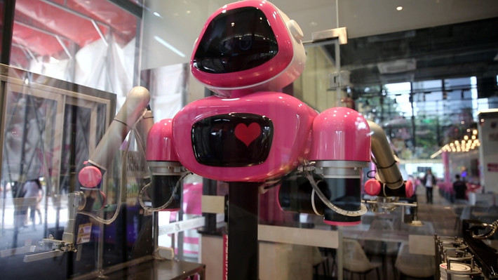 Dù vậy, robot không thể thay thế hoàn toàn con người. Chẳng hạn, nhân viên nhà hàng vẫn phải đưa đồ ăn từ robot lên bàn ăn hoặc hỗ trợ dọn dẹp bàn và vệ sinh sạch sẽ sau khi khách ăn xong. Ảnh: SCMP