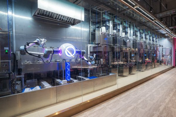Nhà hàng có robot phục vụ nhiều món ăn khác nhau, từ các món ăn truyền thống của Trung Quốc đến đồ ăn nhanh như hamburger và khoai tây chiên. Ảnh: SCMP