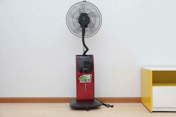 Để đối phó với nắng nóng của mùa hè, các gia đình thường dùng quạt phun sương với công suất từ 80 – 200W. Quạt không có khả năng tự ngắt như điều hòa nên việc bật thiết bị suốt 6 giờ đồng hồ sẽ khiến lượng điện năng tiêu thụ khoảng 0,48 – 1,2kWh. Nguồn ảnh: Getty Imgae