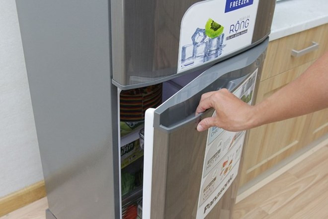 Việc mở ra mở vào nhiều lần trong ngày khiến tủ lạnh phải hoạt động nhiều dẫn đến lượng điện tiêu thụ tăng vọt.
