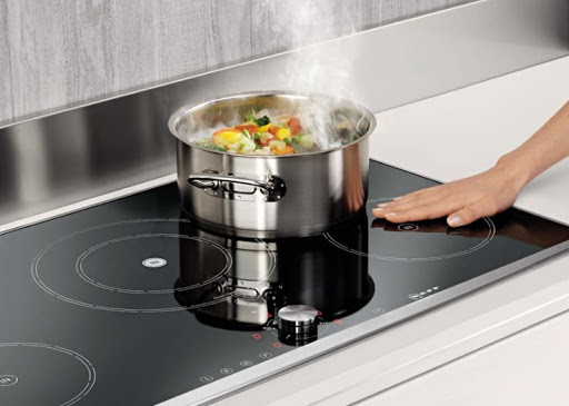 Có thể kể đến như máy giặt, lò vi sóng, lò nướng, bếp từ...Những chiếc màn hình “nhỏ xíu” này lại sử dụng tới 108W điện trong vòng 24 tiếng.