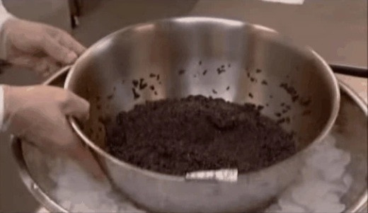 Âu trứng cá sẽ được đặt trong nước đá khoảng 6 phút để ngấm nhanh hơn.