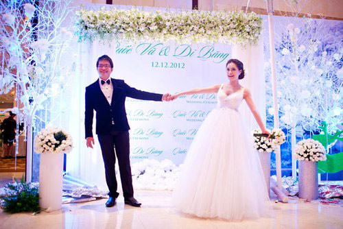 Năm 2012, Di Băng gây xôn xao với đám cưới tiền tỉ cùng doanh nhân bất động sản có tiếng tại TP HCM. Đám cưới trị giá 3 tỷ đồng của nữ ca sĩ khi ấy khiến dư luận choáng váng, bởi độ giàu có và xa xỉ chẳng kém cạnh đám cưới của "ngọc nữ" Tăng Thanh Hà. Ảnh: Internet