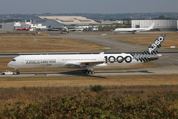 A350 là thế hệ máy bay Airbus đầu tiên trên thế giới sử dụng vật liệu sợi carbon gia công cường lực polymer cho thiết kế cả thân và cánh máy bay. Ảnh: Wiki