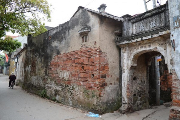 Cổng làng mang đậm nét rêu phong cổ kính. Ảnh: Suckhoedoisong