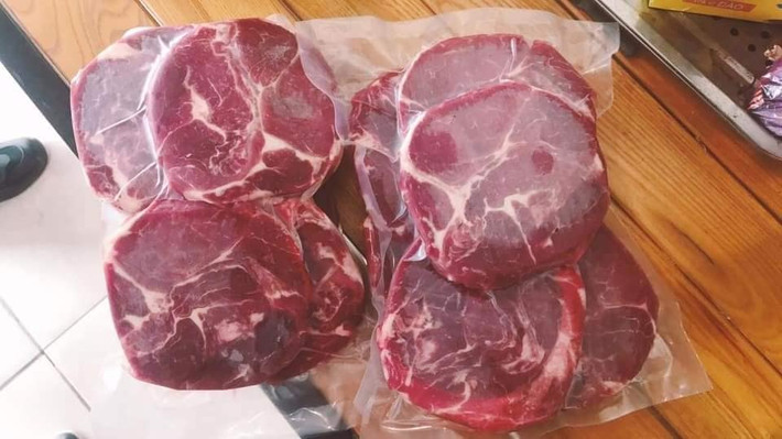 Về lõi thăn bò Úc siêu rẻ đang bán tràn lan trên chợ mạng, anh Phú cho rằng có thể thịt trâu Ấn Độ hoặc thịt lợn nái được phù phép thành thịt bò nhằm kiếm lời.