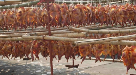 Trên thực tế, người ta chế biến món ăn này bằng cách mang những con gà ra nhồi đầy gia vị và hương liệu ngay khi còn đang sống, sau đó treo lên phơi cho đến khô thì đem ra chế biến. Ảnh: Getty Image.