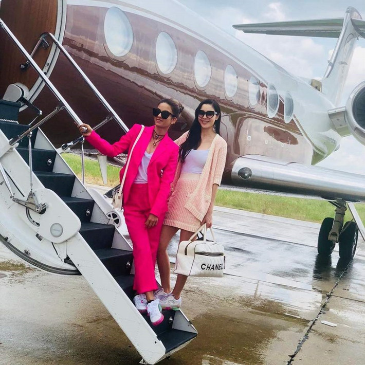 Tỷ phú dược phẩm Cyrus Poonawalla cùng gia đình thường xuyên tham dự các sự kiện bằng chuyên cơ riêng. Ảnh: Natasha.poonawalla/Instagram