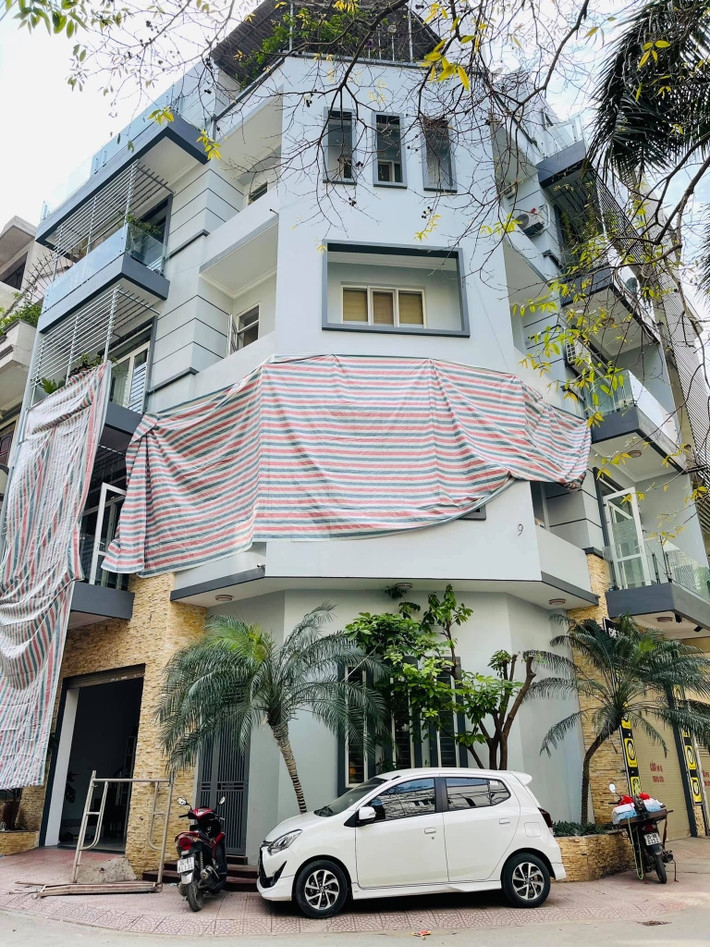 Đây là căn nhà 5 tầng nằm ở vị trí đẹp với 2 mặt tiền rộng rãi.