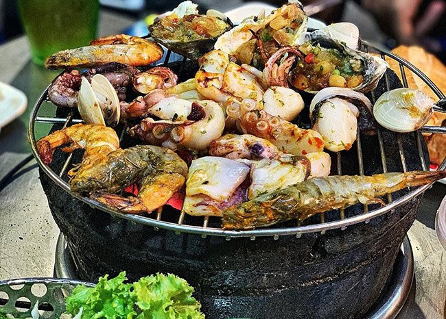 Là món ăn khoái khẩu của nhiều người song hải sản có giá thành rất cao. Vì vậy, nhiều người thường ưu tiên chọn món ăn từ hải sản cho "đã cơn nghiện".