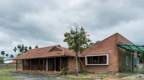 Ngoại thất được ốp bằng gạch nung đỏ - vật liệu quen thuộc với người Việt.