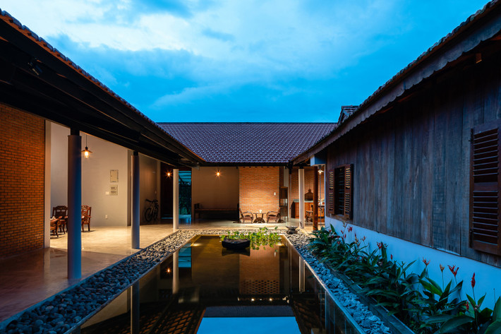 Không gian của An's House được phát triển theo bố cục nhà truyền thống gồm nhà thờ tổ (dựng lại từ ngôi nhà cổ từ những năm 1980) và nhà sinh hoạt nối với nhau bằng hàng lang, ngăn cách bằng hồ nước.