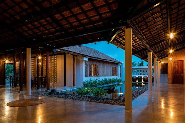 Bếp và phòng ăn là khu vực chuyển tiếp giữa khu vực phòng thờ và khu sinh hoạt chung.