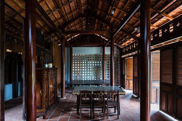 Phòng thờ mang thiết kế nhà 3 gian xưa với việt liệu chủ đạo là gỗ, sàn lát gạch nung đỏ quen thuộc.