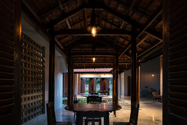 Hầu hết các đồ nội thất bằng gỗ trong nhà đều có tuổi đời hơn nửa thế kỷ. Nguồn ảnh: Quang Trần