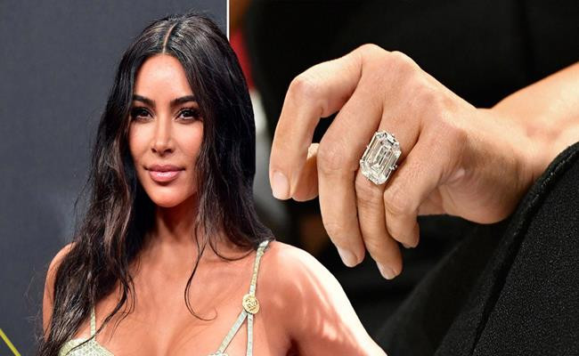 Thú vị hơn, vì lo sợ chuyển phát nhanh sẽ làm hỏng món quà, Kanye đã thuê hẳn phi cơ riêng đến nhà Jay-Z để tặng quà tận tay.