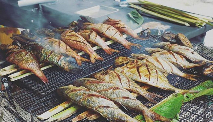Đến các khu chợ châu Phi, du khách có thể bắt gặp những gian hàng bán cá nướng nguyên con.