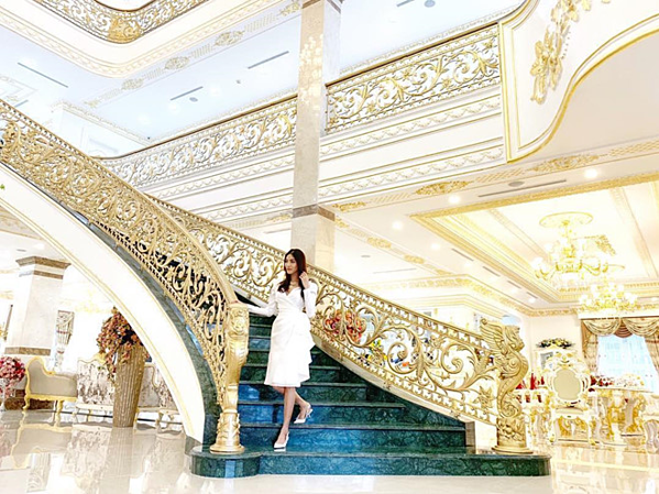 Người đẹp sống cùng chồng trong một dinh thự dát vàng xa hoa. Ngoài các phòng chính phục vụ cho việc sinh hoạt, biệt thự nhà Lan Khuê còn có nhiều phòng chuyên dụng cho việc giải trí như phòng chiếu phim, karaoke. Ảnh: Vietnamnet