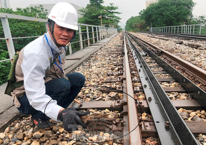 Là hạng mục chịu lực và giữ cho tàu chạy an toàn nhưng hiện nay nhiều thanh tà vẹt chỉ cần dùng tay là có thể bóc từng lớp gỗ mục.