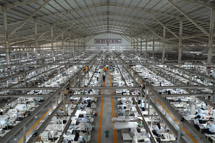 Những nhà cung cấp này sẽ thay H&M sản xuất sản phẩm dựa trên thiết kế và yêu cầu của công ty.