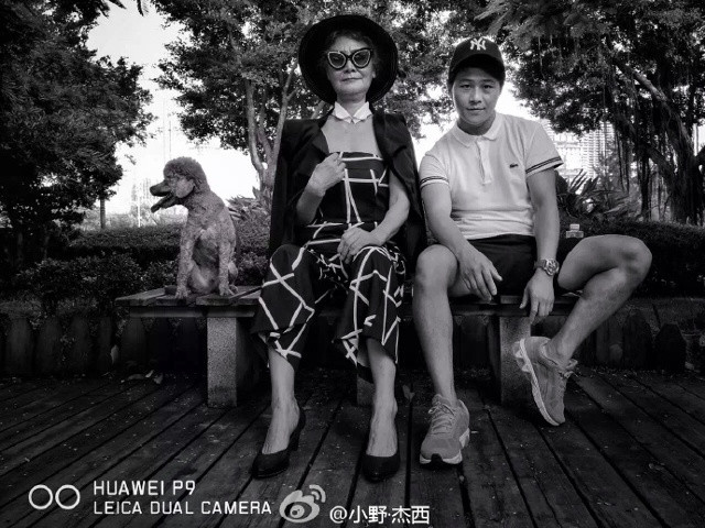 Xiaoye Jesse chụp chung với cụ bà 73 tuổi.