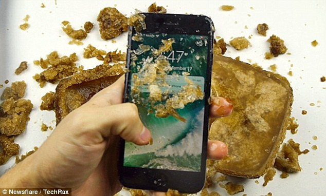Mặc dù vậy, một số chức năng của chiếc iPhone 7 hoạt động chậm hơn bình thường và dung lượng pin từ mức đầy giảm xuống còn 14%.