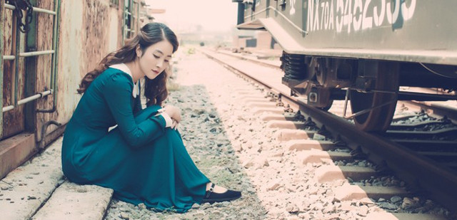 Wang trông như một nàng thơ khi ngồi cạnh đường ray tàu hỏa.