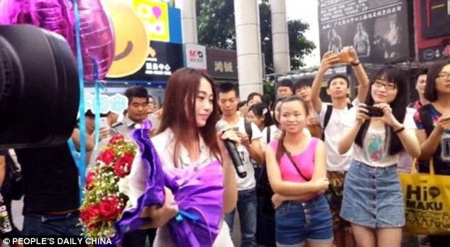 Cô gái đã nhận bó hoa của chàng trai, nhưng nói rằng cô chỉ coi chàng trai là một người bạn tốt.