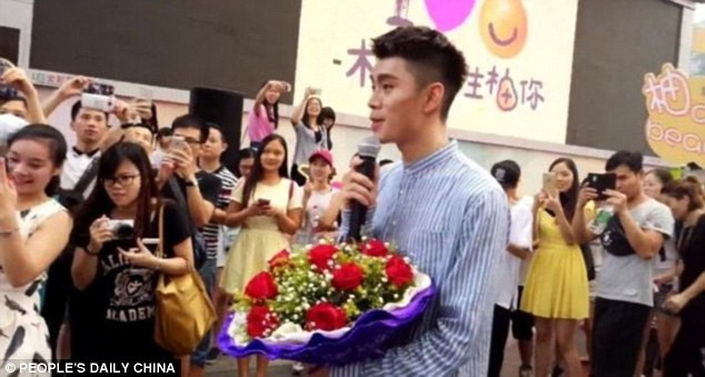 Chàng trai mở đầu màn cầu hôn bằng cách thể hiện một ca khúc tình yêu để dành tặng cô gái mà anh thầm yêu. Sau đó, chàng sinh viên nói: Nữ thần của tôi thích nhất bưởi, nên tôi đã mua 999 trái bưởi để bày tỏ tình yêu của mình. Anh sẽ mãi yêu em”.