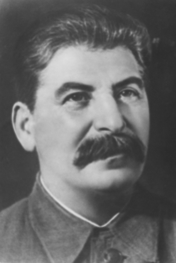 Theo Money.com, sự giàu có của Joseph Stalin gắn liền với Liên bang Xô Viết. Ông đã trở thành một trong những người giàu nhất mọi thời đại khi được cho là sở hữu lên tới 7,5 nghìn tỷ USD tính theo mệnh giá hiện tại.