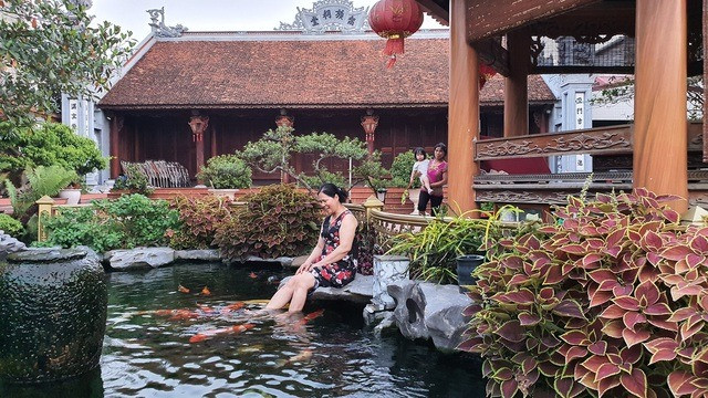 Theo tiết lộ, ngôi nhà 3 tầng được gia đình xây dựng từ những năm 1998, còn căn nhà gỗ theo lối kẻ truyền Bắc Bộ có tuổi đời cả trăm năm. Ảnh: Dân trí