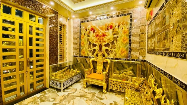 Ngôi nhà có diện tích 1.500m2 được thiết kế kết hợp phong cách Á, Âu vừa cổ điển, vừa sang trọng. Ảnh: Nhịp sống Việt