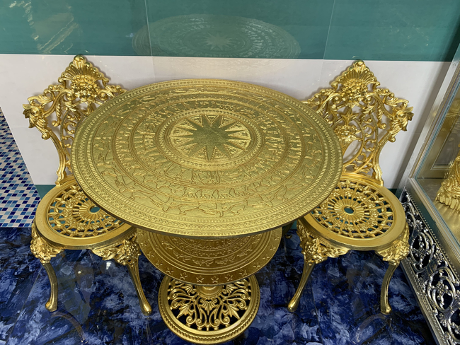 Bên trong ngôi nhà, các vật dụng trang trí, đồ lưu niệm, đồ dùng gia đình... đều được "dát vàng" lộng lẫy. Ảnh: Dân Việt