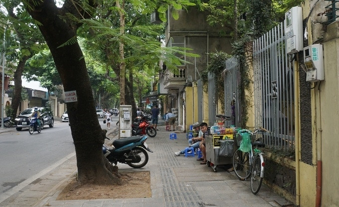 Nằm ở vị trí đắc địa, phía trước căn biệt thự số 21 phố Nguyễn Huy Tự của bà Nguyễn Thị Thanh là vỉa hè rộng. Ảnh: Dân trí